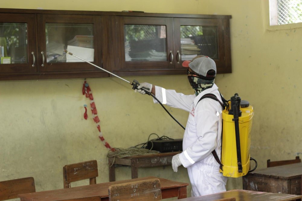 exterminator spraying room
